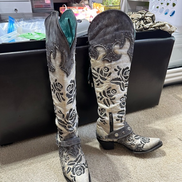 Corral rose embroidered boots. - Picture 2 of 9
